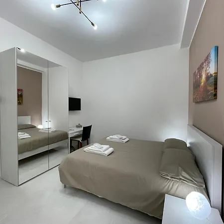 Holden House 3* バーリ
