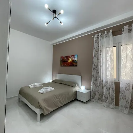 Holden House 3*