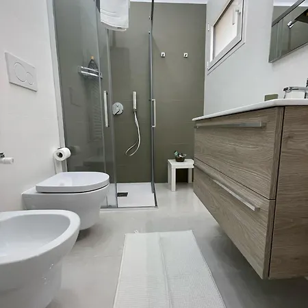 Holden House 3*