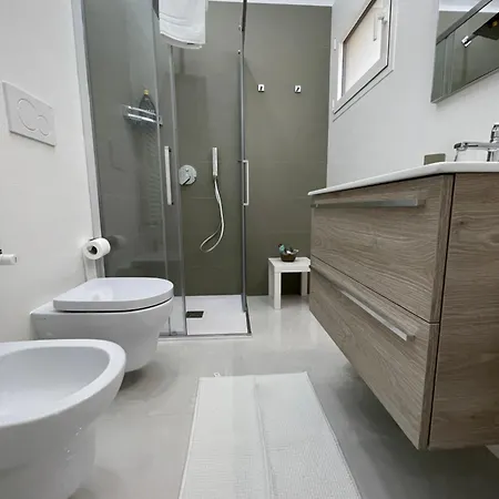 Holden House 3*